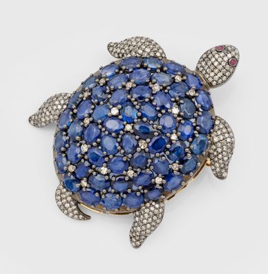 une broche en forme de tortue, sertie de saphirs et de diamants