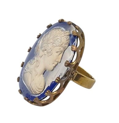 une image représentant une bague avec le profil d'une femme