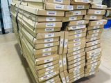 une grande pile de boîtes empilées les unes sur les autres
