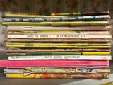 une pile de magazines empilés les uns sur les autres
