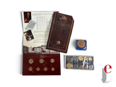 une boîte de pièces et un livre posés sur une table