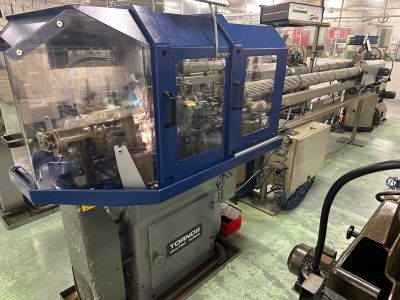 une machine qui se trouve au milieu d'une usine