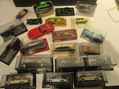 un grand nombre de petites voitures posées sur une table