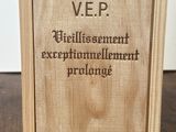 une boîte en bois sur laquelle est collée une étiquette portant la mention « chartreuse vep »