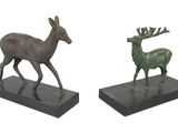 paire de sculptures en bronze représentant une biche et un cerf, posées sur un socle en marbre