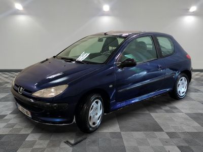 la photo d'une voiture bleue garée dans un garage