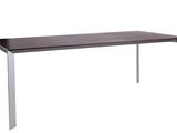 une table avec un plateau en verre et des pieds en métal, sur fond blanc