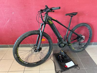 a bike that is sitting on the ground in front of a red wall