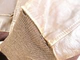 un gros plan sur un morceau de tissu d'une veste