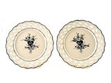 deux assiettes ornées de motifs en noir et blanc sur un fond blanc