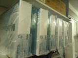 une étagère sur laquelle sont posées plusieurs boîtes