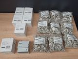 tout un tas de vis et d'écrous de différents types posés sur une table