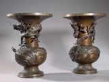 deux vases ornés de têtes de dragon