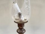 un vase en verre contenant une cigarette, posé sur une table