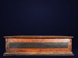 un vieux coffret en bois orné d'une bande noire et marron