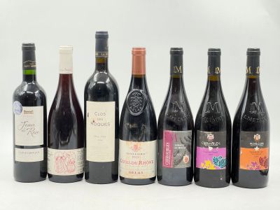 plusieurs bouteilles de vin sont alignées sur une surface blanche