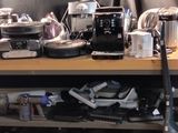 une table en bois sur laquelle sont posés tout un tas d'appareils électroménagers