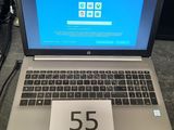 un ordinateur portable posé sur une table sur laquelle figure un numéro