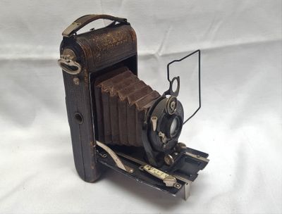 un vieil appareil photo posé sur une table
