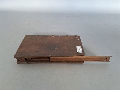 Livre en bois sculpté formant coffret.