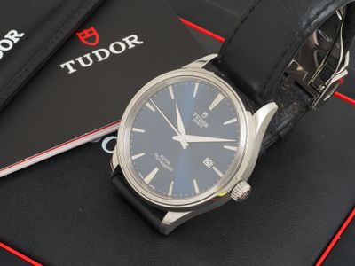 une montre posée sur un livre