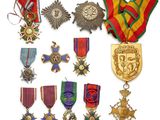 de nombreuses médailles exposées sur un fond blanc