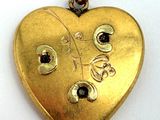 un cadenas doré en forme de cœur sur lequel est inscrit le mot « love »