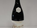 une bouteille de vin posée sur une table