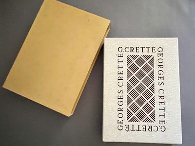 un livre posé sur une table à côté d'une boîte
