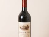 une bouteille de vin rouge posée sur une table en bois