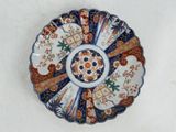 une assiette décorative ornée de fleurs sur un fond blanc