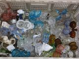 un panier blanc rempli de bouteilles en plastique et d'autres objets