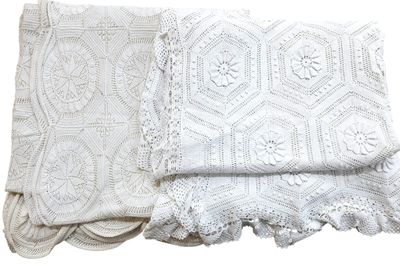 DESSUS DE LIT en crochet à décor de roses des vents, 232 x 2… - Photo 1