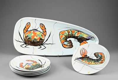 quatre assiettes ornées de motifs différents, posées sur un fond gris