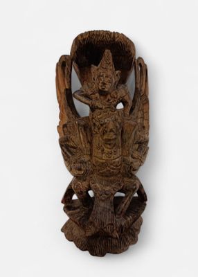 Statue en bois sculpté de Vishnu chevauchant Garuda.