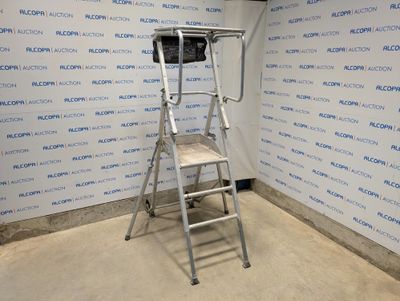 une image représentant une échelle dans une pièce, avec un mur en arrière-plan