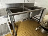 une cuisine avec un évier et une poubelle