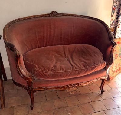 un canapé rouge qui se trouve dans une pièce