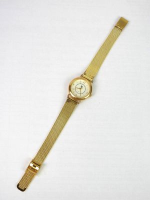 gros plan d'une montre-bracelet sur une surface blanche
