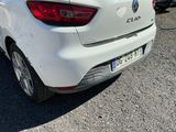 une voiture blanche garée sur le bord de la route