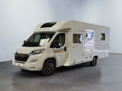 une photo d'un camping-car blanc garé dans une pièce