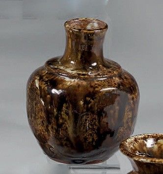 un vase et un bol posés sur une table