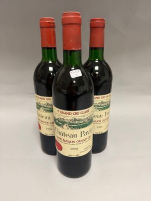 trois bouteilles de vin rouge posées sur une table blanche