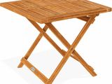 un gros plan d'une table pliante en bois sur fond blanc