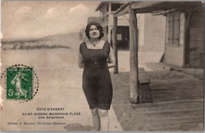une vieille photo d'une femme en maillot de bain, debout sur un quai
