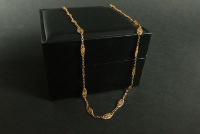 une boîte noire surmontée d'une chaîne en or