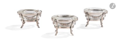trois bougeoirs plaqués argent sur des socles, sur fond blanc
