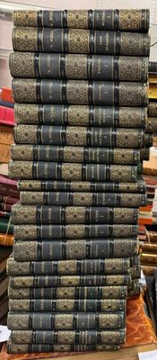 des piles de livres empilées les unes sur les autres sur une table