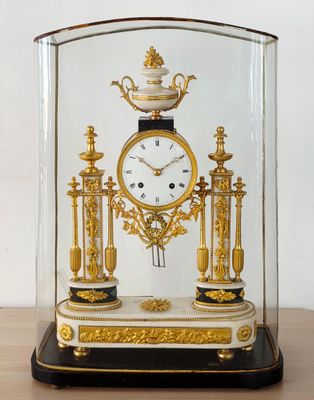 une vitrine contenant une horloge