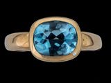 une image représentant une bague en or sertie d'une topaze bleue